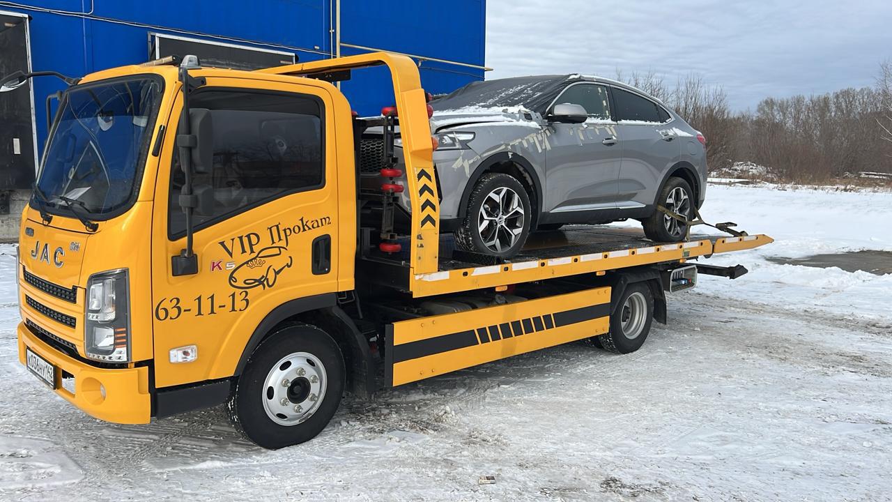 Эвакуатор JAC K5, оснащенный современными технологиями, на улицах Кемерово.