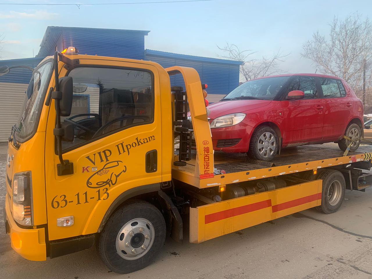 Логотип компании "VipПрокат", предоставляющей услуги проката автомобилей и эвакуации