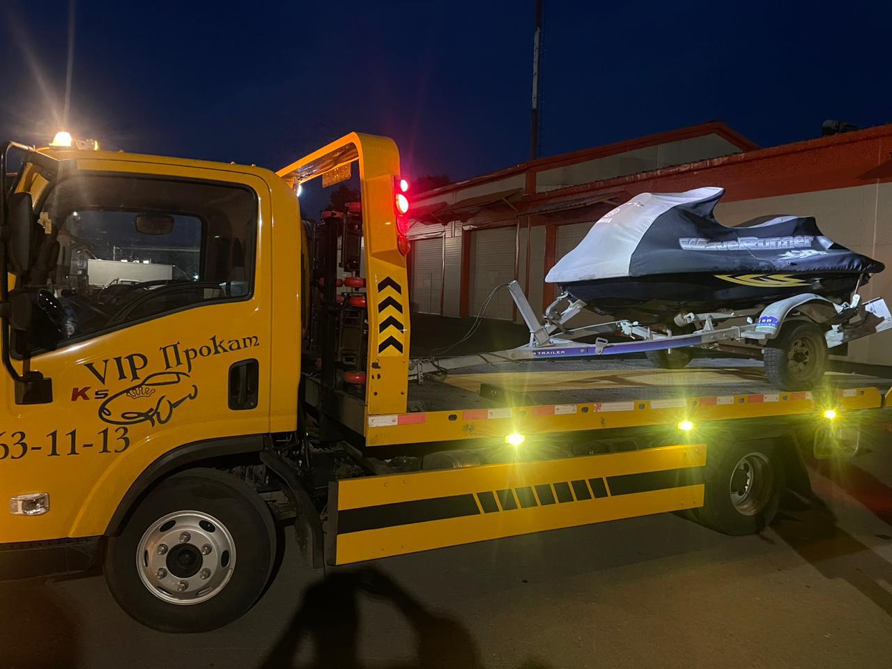 Автомобиль, находящийся в аварийной ситуации, с включенными аварийными огнями для предупреждения других водителей